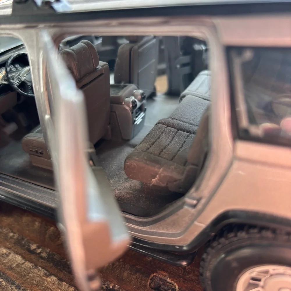 Maisto Premiere Edition Silver Hummer H2 SUV [1:18 Scale]